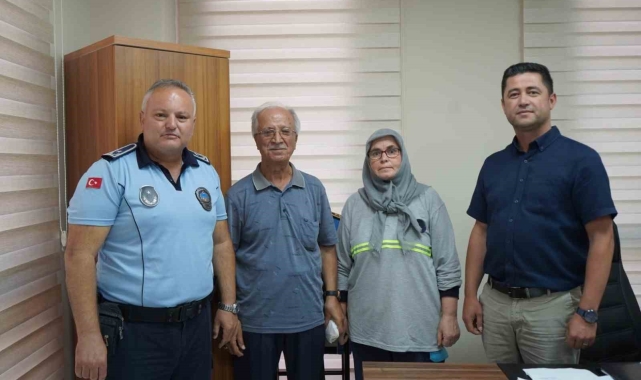 Parkta bulduğu paraları amirlerine teslim etti