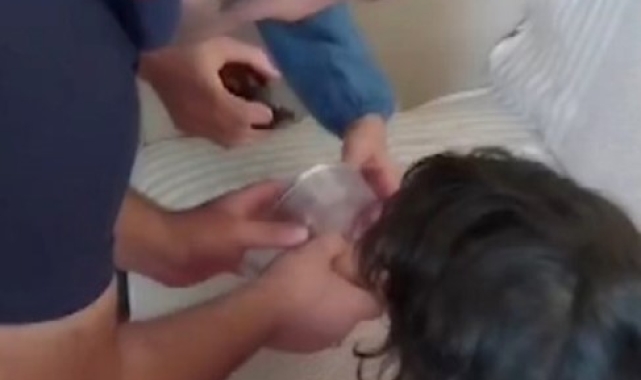 Parmağı tıbbi cihaz parçasına sıkışan çocuğun yardımına itfaiye yetişti