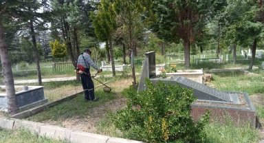 Pazaryeri Belediyesi mezarlıkta genelinde genel bakım ve temizlik çalışma yaptı