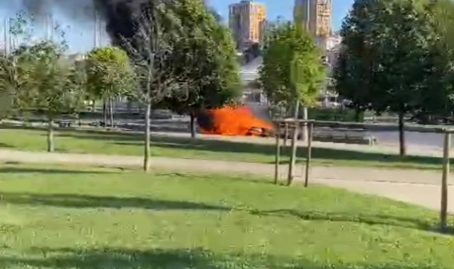 Pendik'te kaza yapan otomobil alev alev yandı