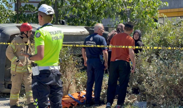 Pendik'te kontrolden çıkan araç kaldırımda yürüyen yayayı ezdi
