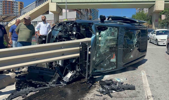 Pendik'te otomobil bariyere ok gibi saplandı: 2 yaralı
