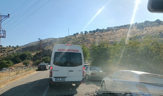 Piknikçilerin hatalı parkı yolu trafiğe kapattı