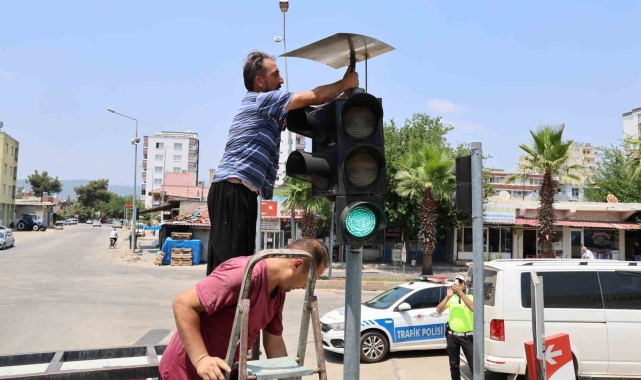 Polisten trafik ışıklarına yuva yapan kumrulara gölgelik