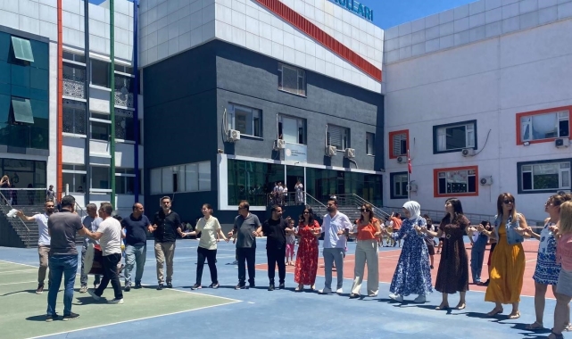 Radikal Okulları 500 tam puan alan öğrencinin başarısını davul zurna ile kutladı