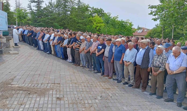 Reklam panosu altında ezilerek ölen kadın son yolculuğuna uğurlandı