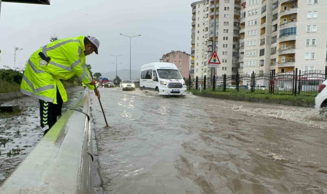 Rize'de sağanak yağmur sonrası cadde ve sokaklar göle döndü