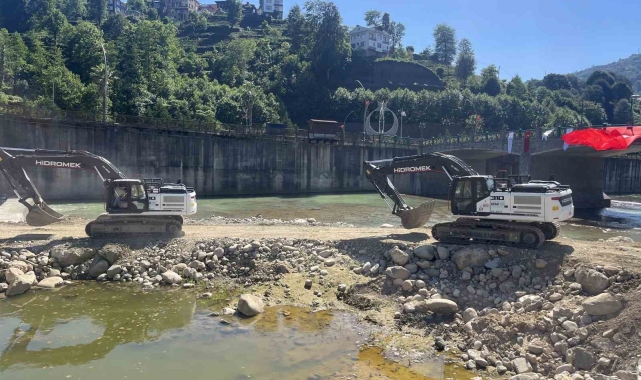 Rize'de sel risklerini azaltmada kullanılacak olan 8 iş makinesi dere ıslahlarına başladı