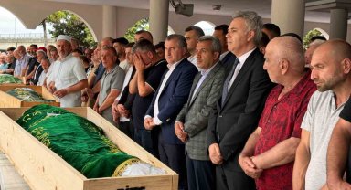 Rize'de trafik kazasında hayatını kaybeden anne ve 2 oğlu son yolculuğuna uğurlandı