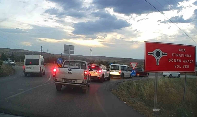 Sabırsız sürücü minibüsü ile ters yöne girdi, trafiği tehlikeye attı