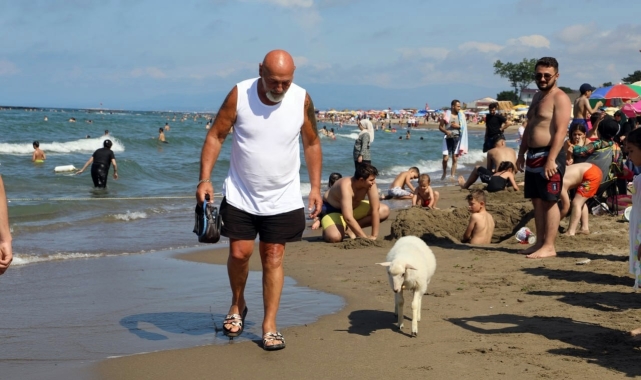 Sahibi ile sahile inen minik kuzu ilgi odağı oldu