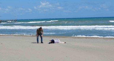 Sahilde uyuyakalan kadın, polisi alarma geçirdi