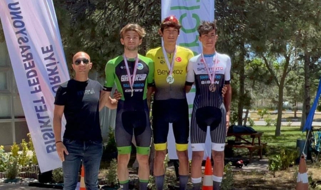 Sakarya Büyükşehir'in yıldız pedalları Sakarya'ya gururla döndü