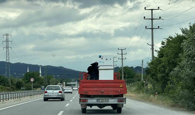 Sakarya'da kamyonet kasasında tehlikeli yolculuk