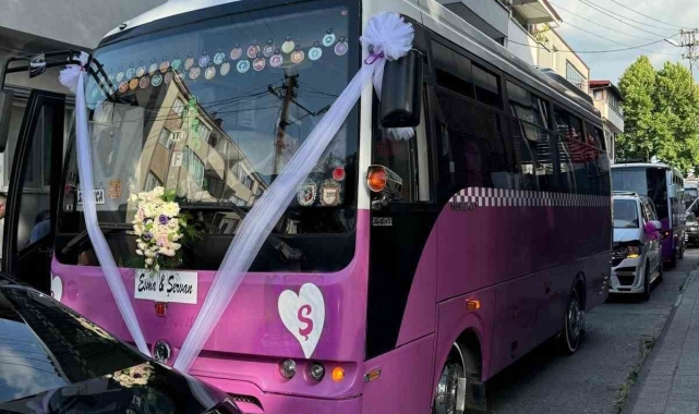 Sakarya'da özel halk otobüsünü gelin arabası yaptı