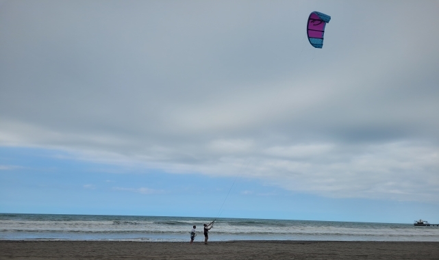 Samsun'da adrenalin tutkunları uçurtma sörfüyle tanışıyor