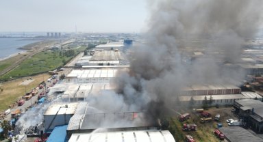 Samsun'da yanan fabrikanın duvarının çökmesi sonucu 7 itfaiyeci yaralandı