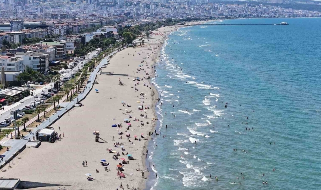 Samsun'da denize giren üşüyor, girmeyen ise terliyor