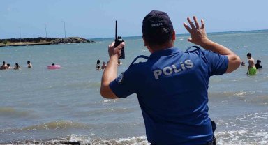 Samsun'da polis boğulmalara karşı sahillerde uyarıda bulunuyor