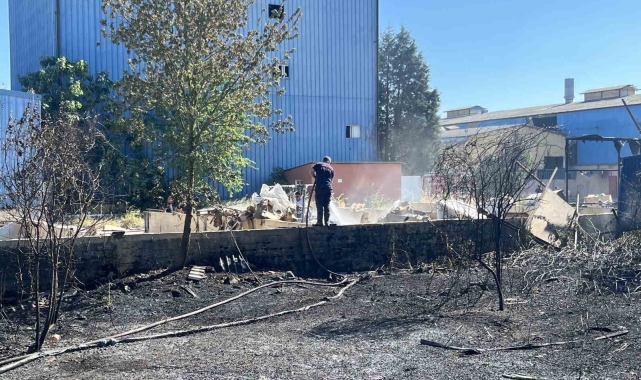 Sanayi sitesinin bahçesinde yangın