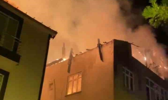 Sancaktepe&#039;de binanın çatısı alev alev yandı