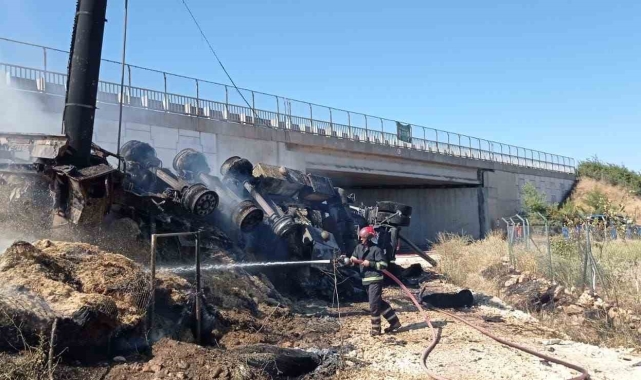 Şanlıurfa'da devrilen saman yüklü tır alev alev yandı