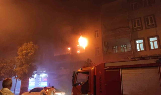 Şanlıurfa'da korkutan yangın: Binada mahsur kalanlar dama sığındı