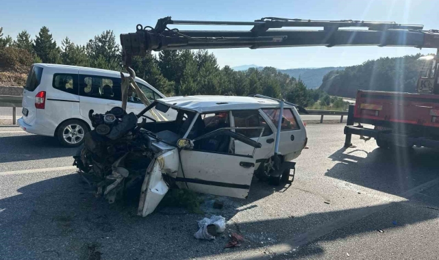 Şarampole girip ağaçlara çarpan otomobilde 4 kişi yaralandı