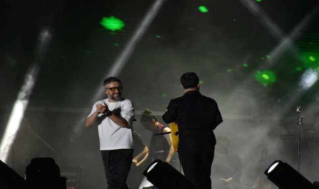 Şarkıcı Resul Dindar "Trabzon Kültür Yolu Festivali"nde sahneye çıktı