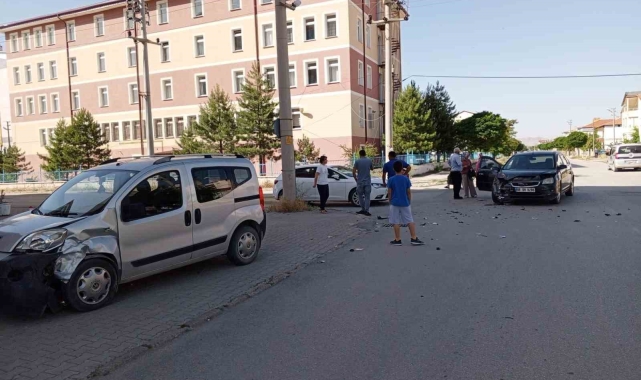 Şarkışla'da 4 aracın karıştığı kazada 3 kişi yaralandı