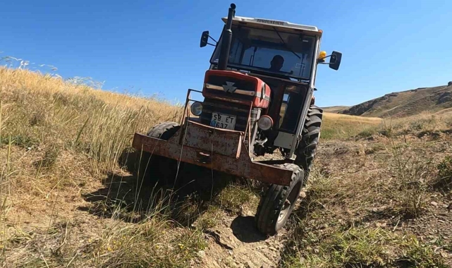 Şarkışlılalı çiftçiler hasat öncesi bozulan yollarının yapılmasını istiyor