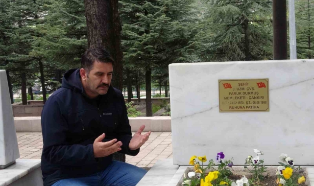 Şehidin cenaze töreninden etkilendi, 8 bin şehit mezarı ziyaret etti