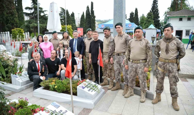 Şehit mezarlarına karanfil bıraktılar, şehit aileleri ile bayramlaştılar