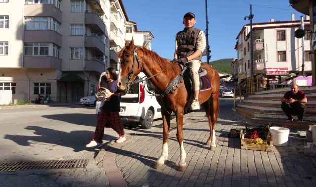 Şehrin ortasında atla gezintiye çıktı, görenler şaşkınlıklarını gizleyemedi