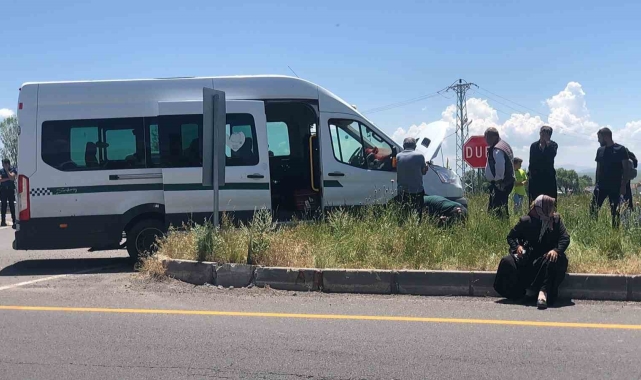 Selim'de minibüs orta refüje çıktı