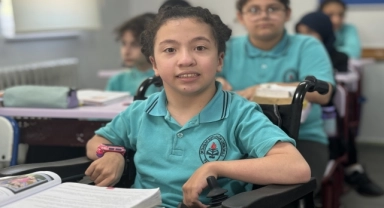 Serebral palsili Nazlı, doktor olma hayalinin peşinden gidiyor