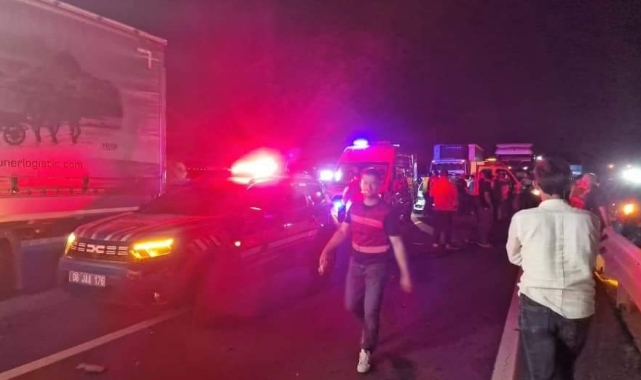 Şereflikoçhisar'da kazaya müdahale eden jandarma aracına minibüs çarptı: 1 ölü, 4 yaralı