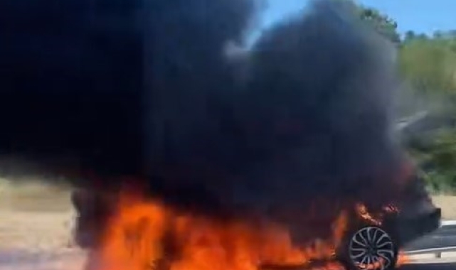 Seyir halindeki araç alev topuna döndü