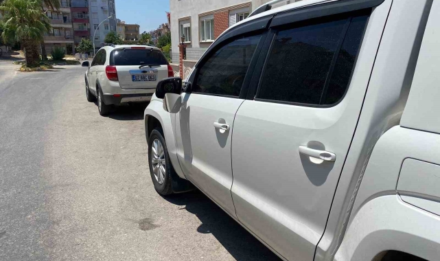 Seyir halindeki motosikletle park halindeki araçların aynası tekmeleyip kırdılar