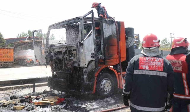 Seyir halindeki tır alev alev yandı