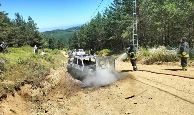 Seyir halindeyken alev alan araç yandı
