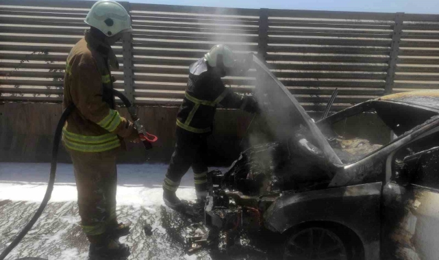 Seyir halindeyken yanmaya başlayan araç alevlere teslim oldu