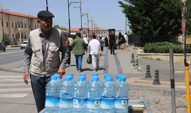 Sıcak havalar en çok onların yüzünü güldürüyor