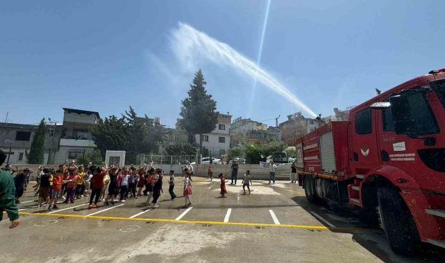 Sıcaktan bunalan öğrenciler, itfaiye ekiplerinin sürpriziyle serinledi