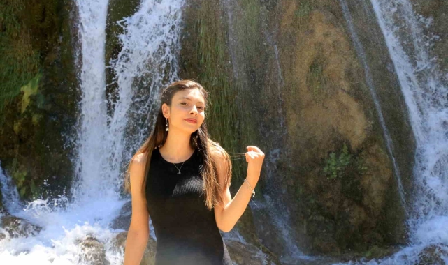 Sıcaktan kaçan Girlevik Şelalesi'nde serinliyor