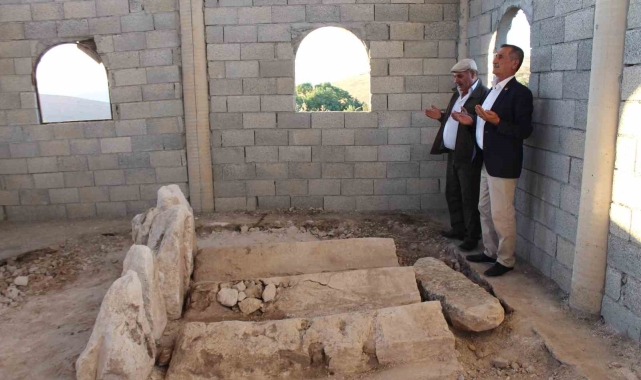 Siirt'te restore edilen türbenin içinden başka mezarlar ortaya çıktı