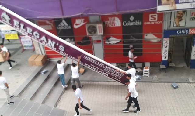 Siirt'te şiddetli rüzgar tabelaları devirdi