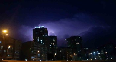 Şimşeklerin görsel şöleni gece yarısına kadar sürdü