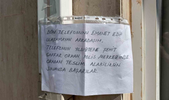 Sınava giren öğrencinin telefonunu emanet alıp geri veremeyen vatandaş okul kapısına not bıraktı