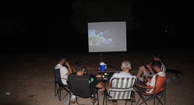 Sınırdaki gençler kendi açık hava sinemalarını kurdu